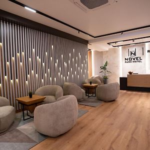 Park Hotel Novel